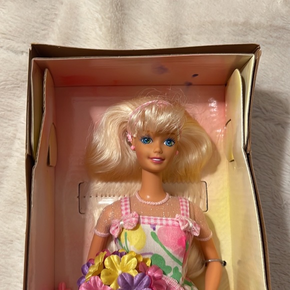 NRFB Vintage AVON ~ Spring Petals Barbie 💐 - Picture 2 of 12